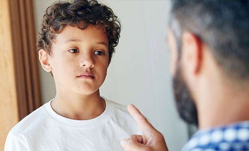 چرا کودکان دروغ می‌گویند و راهکارهای مقابله